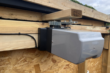 Gear aligned to roof rail